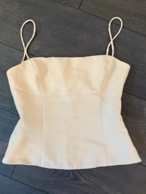 Topp - Superfin topp från nakd som endast är använd en gång! Högkvalitativt material o har en dragkedja i sidan så den är enkel att ta på o av, i strl s🩷 Nypris 400:-