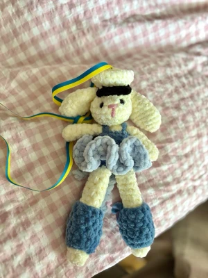 Studenthänge ballerinakanin - Virkad kanin med ballerinakjol och studentmössa, virkad av mig! 