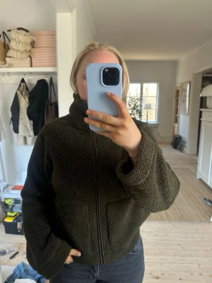 Mörkgrön Teddy jacka - Mysig grön Teddy jacka från HM, använd fåtal gånger 🥰 