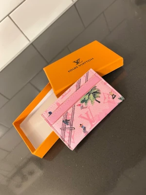  korthållare - Korthållare helt ny och oanvänd passar perfekt in för sommaren, lådan följer med, den absolut nyaste modellen skickas inom 24 timmar