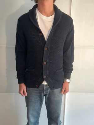 Sticka Kofta Vailent - Säljer nu denna snygga stickade kofta från Vailent, använd fåtalet gånger inga defekter och väldigt bekvämligt material!! Modellen på bilden är 1,84 och väger 75kg, hör av dig vid vidare funderingar🤝🤝