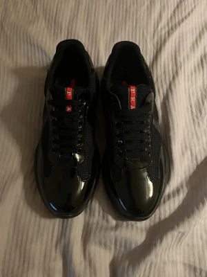 Skor - Köp nu och få med bälte eller plånbok Säljer helt nya skor i storlek 41