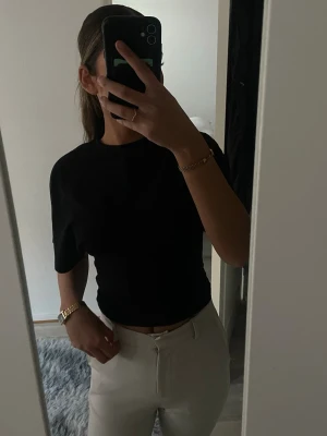 Svart croppad topp från Nelly - Fin top från Nelly, använd nån gång men frf i perfekt skick! 😍