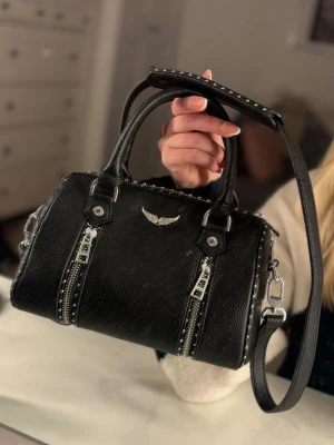 Zadig väska - PRISET ÄR INTE FAST!!😊Superfin populär väska från Zadig voltaire i mycket fint skick. Min tjej har använt den i några månader och jag hjälper nu henne att sälja den. Väskan är i mycket välbehållet skick utan defekter. Nypris är runt 5000kr. Säljes för endast 2300kr! Skickar snabbt!