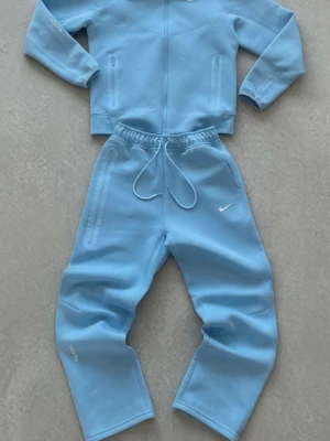 Nike nocta set - Väldigt fint set. Köpt för 1500. Zip tröjan är i väldigt bra skick. Byxorna har några små stygnöppningar och fläckar som jag har försvagat med tvätt. Inget som syns om man inte adaptivt letar. 