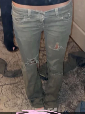 Gröna jeansss - Lite slitningar längst ner och dem har tappat färg och blivit vita men går att klippa bort :) säljer dem för att det blivit för stora !  