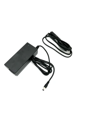 Ewheels e2s v2 pro ladare - En svart nätadapter för laptop med rektangulär form och tillhörande strömkabel. Adaptern har en rund DC-kontakt och är tillverkad i plast. Perfekt för dig som behöver extra laddare till datorn.