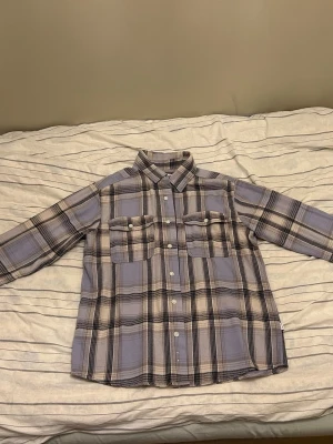 2st Overshirts - Den mönstrade är i storlek M och den svarta storlek L. Båda sitter rätt snarlikt på mig, så skulle säga att den mönstrade är stor i passformen den liknar mera en L. Den svarta är från Zara och den andra Vailent