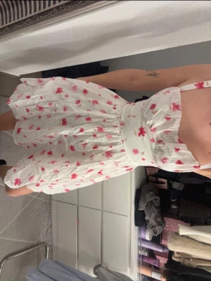 Vit blommig kortklänning - Köpt på gina och är använd endast en gång💗