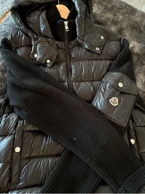 Moncler cardigan  - Säljes då den ej passar mig priset går och diskuteras vid snabb affär, hör bara av er vid seriösa intressen 
