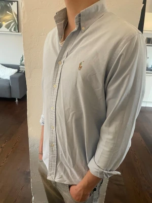 Ralph lauren skjorta  - Mycket bra skick moddel är 186cm 