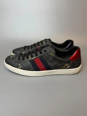 Gucci Skor - ‼️VI TAR EJ BYTEN‼️ Gucci Ace sneakers | Skick: 9/10 | Storlek 8 motsvarar EU 42-43 | ingår enbart skorna vid köp! | Fraktar inom 24H efter köp på köparens bekostnad 📦💨 | Hör av dig vid minsta fråga eller fundering 💭 