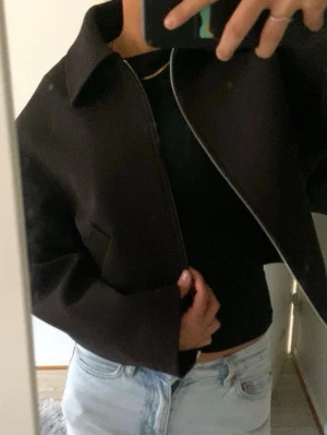 Zara jacka med krage - Snygg svart croppad jacka med dragkedja och krage framtill. Använd fåtal gånger! Fint skick