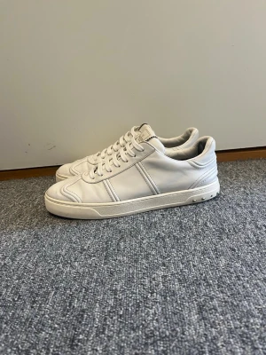 Valentino flycrew - Snygga valentino flycrew i väldigt bra skick. Storlek 42, ända tråkiga är att 4 bitar saknas men annars perfekta