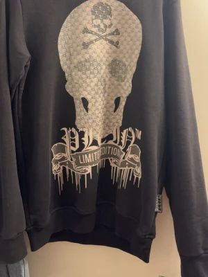 phillip plein tröja - En svart grå philip plein tröja i bra skick utan defekter