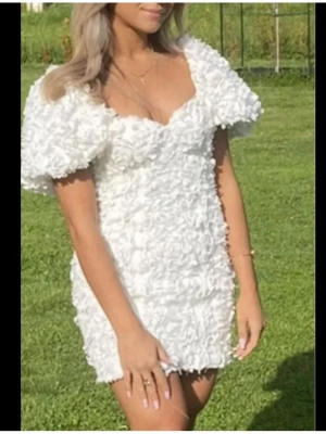 Studentklänning - Suuuperfin klänning med 3D blommor och puffärmar från Asos luxe, toppenskick. Passar perfekt till student, skolavslutning, midsommar eller vad som🩷 snörningen går enkelt att ta bort om man skulle vilja 