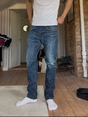 Edwin Jeans 33/32 - Galet feta jeans från de japanska märket Edwin. Är 33/34 men sitter mer som 33/32 Modellen är 188 väger 78 Total längd 105 Benöppning 19 Midja 44 Pris kan diskuteras 
