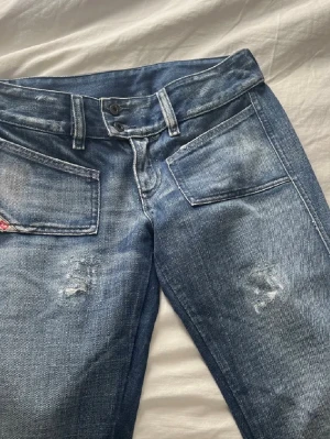 Diesel jeans - Super snygga diesel jeans men tyvär för små. Lågmidjade och bootcut! Midjemått ca 36/35cm tvärsöver och innerbenslängd är 76💕har tyvär ingen bild på då de är för små