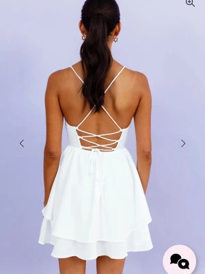 Vit mini klänning med öppen rygg från Hello Molly!! 💞💞 - Supersöt vit klänning med tunna axelband och öppen rygg med snörning. Klänningen har volangig kjol i två lager och är perfekt för sommarens alla tillfällen. Materialet ser ut att vara lätt och luftigt, vilket ger en flowig känsla. Aldrig använd med kvitto o lapp kvar. 💞