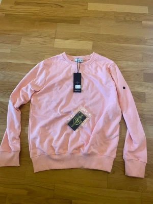 Stone island Sweatshirt rosa - Stone island sweatshirt med färgen ljusrosa, storlek M. Aldrig använt precis ny köpt. Pris kan diskuteras.