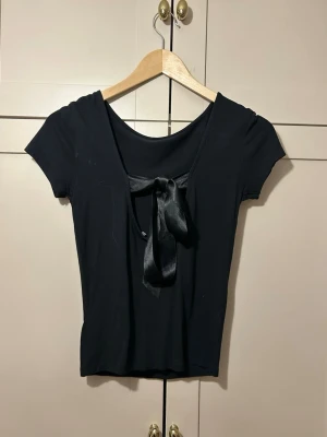 svart topp med rosett och kort ärm - snygg svart topp med rosett