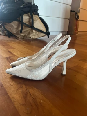 Vita spets klackar  - Säljer dessa skitsnygga klackar då jag inte kan skicka tillbaka de. Helt nya och oanvända. Originalpris: 389kr. Lite krämvita men inte helt.