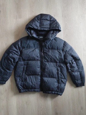 Zara pufferjacka - svart - storlek 152cm - mycket bra skick - 📦snabb frakt (24-48h)                                👕storlek: 152cm                                        ✨️skick: mycket bra                                         💬tveka inte att ställa frågor