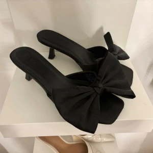 Öppna klackar med rosett - Svarta klackar från NA-KD, använda max 2 tillfällen!