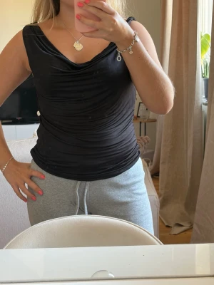 Svart draperad topp - Från Bikbok. Helt ny! Storlek S