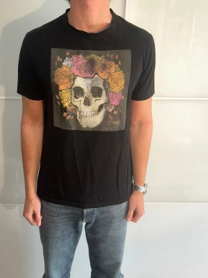 Takeshy Kurosawa Tshirt - Säljer nu denna riktigt snygga och stilrena tshirt från Takeshy Kurosawa, otroligt sälsynt tshirt som är svår att få tag i! Nypriset ligger runt 1900kr men säljer mycket billigare för vill rensa garderoben. Modellen på bilden är 1,84 och väger 75kg! Tveka inte att höra av dig vid minsta fundering🤝👊