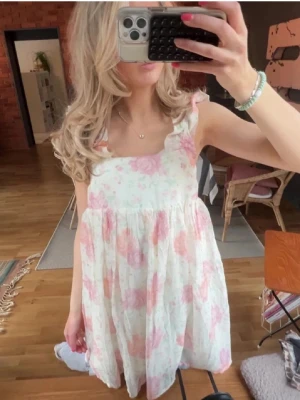 Söt blommig klänning - Supersöt blommig miniklänning, perfekt till skolavslutning eller midsommar!!