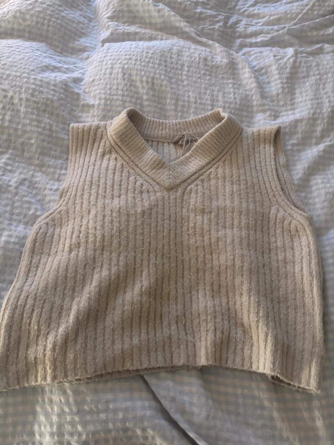 Beige ribbad stickad väst