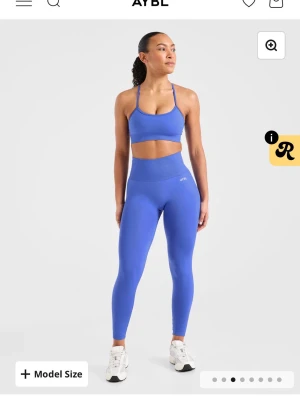 Kobolt blåa träningstights från AYBL - Snygga kobolt blåa seamless tights från AYBL med lite scrunch. Nästintill oanvända, råkade beställa en för stor storlek och glömde returnera dem! Tycker scrunchen var perfekt 🌟🌟Nypris, 530kr