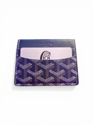 Go4yard korthållare i svart läder - Snygg korthållare från Go4yard i svart läder med det klassiska Go4yard-mönstret i vitt och grått. Perfekt för kort och ID, smidig att ha i fickan. Levereras med originalask.