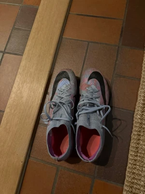 Nike mercurial i storlek 44  - De är använda men dubbarna är fortfarande bra litet slitage framme vid tån och på insidan. 