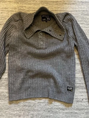 Jack & Jones - Stilren Jack & Jones ribbad tröja i väldigt fint skick då jag använt den ca 1gång då den va för stor för mig. Storlek S men passar M