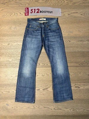 Levis 512 bootcut - Säljer ett par Levis 512 bootcut jeans i storleken 28/32. Dessa jeans är vintage men fortfarande i jätte fint skick med inga tecken på användning. Skulle du vilja ha mått eller några andra funderingar så är det bara och höra av sig🤗👍