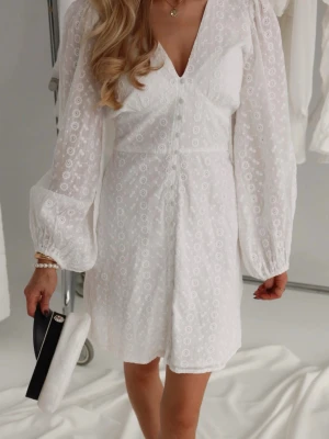 Superfin Studentklänning  - Superfin vit klänning från Bubbleroom med broderade detaljer och v-ringning. Klänningen har långa puffärmar och fina knappar framtill. Säljer då den tyvärr inte passade mig💕Ordinarie pris: 699kr. Aldrig använd och med prislappen kvar. 