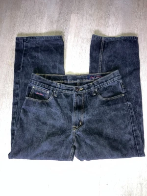 Mörkblå raka jeans från Red River - Mörkblå jeans från Red River med klassisk femficksdesign och raka ben. Jeansen har kontrastsömmar och bälteshällor, tillverkade i kraftig denim. Perfekta för en avslappnad och tidlös look.