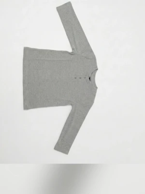 Helt ny grå tröja i storlek 104/110 (ca 4–5 år). - Tröjan är tillverkad i ett mjukt och behagligt material med hög kvalitet. Den är certifierad enligt GOTS (Global Organic Textile Standard), vilket garanterar en miljövänlig och socialt ansvarsfull produktion.  Material: 85% bomull, 15% polyester.  Skick: Helt ny / oanvänd.  Hemmiljö: Kommer från ett rök- och djurfritt hem. Helt ny grå tröja i storlek 104/110 (ca 4–5 år).