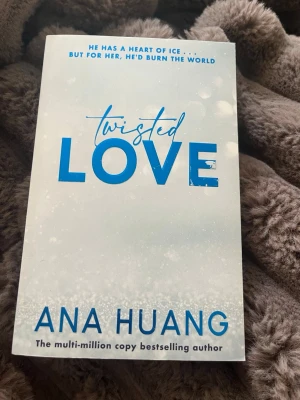 Twisted Love av Ana Huang -  bra skick förutom skav på en av bokstäverna på framsidan. På två sidor i boken är några ord strykna med överstrykningspenna utöver det fint skick. Skriven på engelska 