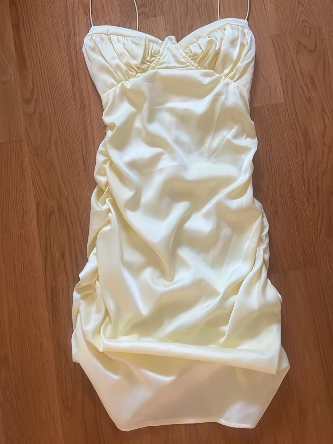 Champagnefärgad satin klänning