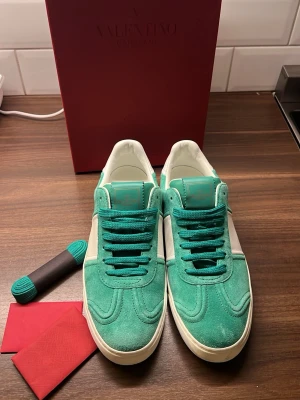 Valentino Garavani gröna sneakers - Snygga sneakers från Valentino Garavani i en fräsch grön färg med vita detaljer. Passar perfekt till storlek 40 har använt ute en gång säljer för de har blivit för små. Väldigt unik färg. skriv vid minsta fundering kan gå ner i pris vid snabb affär.🤩👍🏻