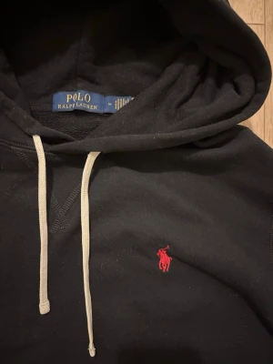 Svart hoodie från Polo Ralph Lauren - Svart hoodie från Polo Ralph Lauren, andvänd men i väldigt gott skick