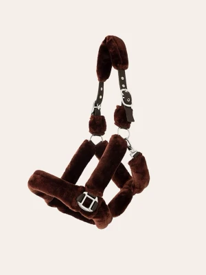 Mörkbrunt fluffigt grimma xfull - Säljer ett mörkbrunt fluffigt grimma till häst med mjuk vaddering och silvriga spännen. Grimman har justerbara remm. Lapp är kvar på. Xfull 