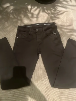 Replay Anbas hyperflex - Säljer mina oanvända replay jeans, använd 2 gånger, inga defekter på dem. Jeansen är i slim Model. Waist 28 lenght 32