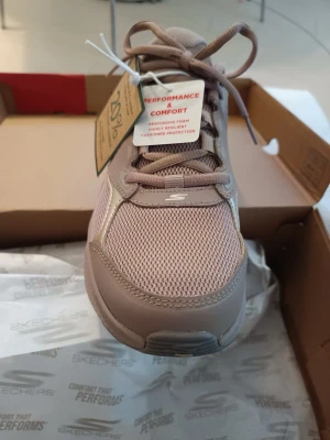 Skechers Go Run Consistent 2.0 sneakers - Snygga sneakers från Skechers i ljusbrun färg med mesh och syntetdetaljer. Modellen Go Run Consistent 2.0 har snörning och en bekväm, responsiv foam-sula för extra komfort. Perfekta för dig som gillar sportig stil och vill ha sköna skor till vardags.