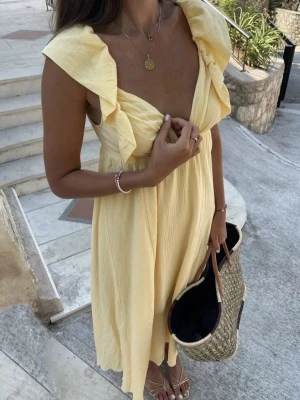 Klänning - Storlek 38 från H&M! 