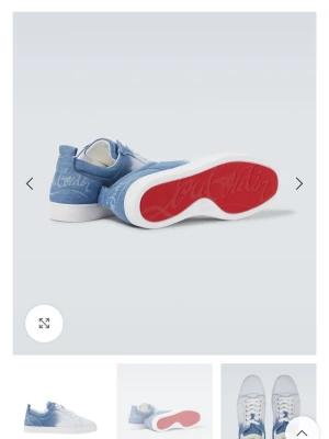  Christian Louboutin - Snygga sneakers i blått och vitt från Christian Louboutin. Skorna har klassisk låg modell, vita snören och den ikoniska röda sulan med logga. Ovandelen är i textil och ger en fräsch och trendig vibe.