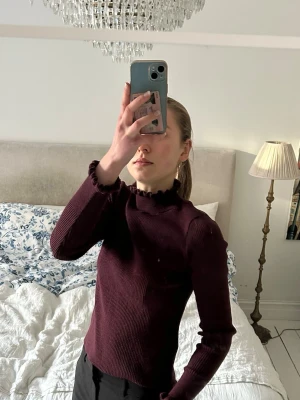 Vinröd tröja mango - Så fin vinröd tröja från mango! Storlek M men funkar som S, stretchig 🫶🏼💘